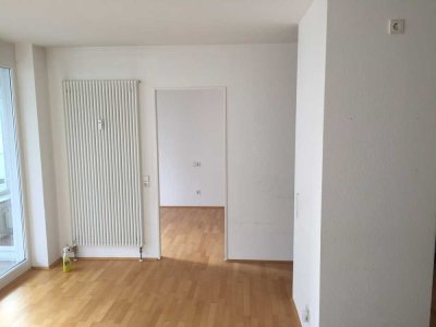 Gepflegte Wohnung mit zwei Zimmern sowie Balkon und EBK in Ulm