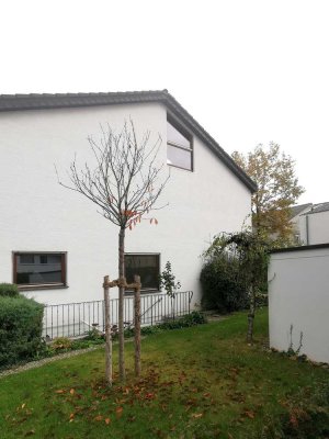 Gepflegtes Einfamilienhaus (Doppelhaus) mit Garage in Stuttgart-Riedenberg