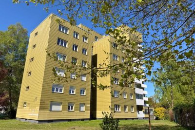 Wohnen mit Weitblick: 3-Zimmer. Balkon. Aufzug & TG-Stellplatz.