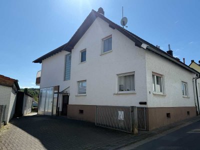 **Ein-/Zwei-Familienwohnhaus mit großen Grundstück und Nebengebäude**