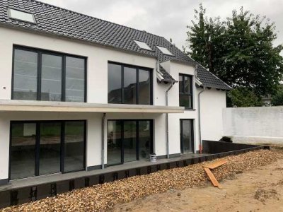 Neubau Hofanlage: ansprechende 3-Zimmer-OG-Wohnung mit Balkon in Bergheim-Fliesteden