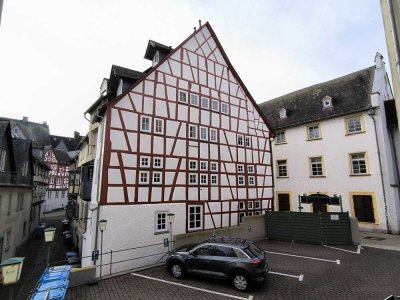 Seltenes Fachwerkhaus mit zwei Wohneinheiten und Gewerbe