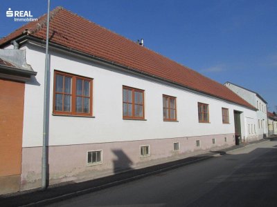 Vielseitig nutzbarer Vierseithof mit Maschinenschuppen, Stallungen, Keller und Garten