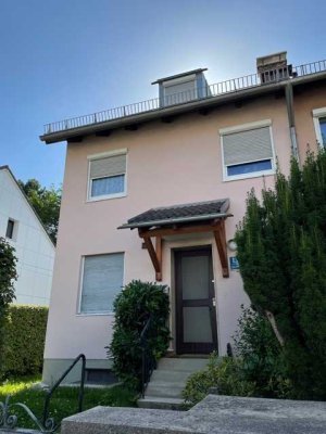 Umfassend renoviertes Reiheneckhaus mit Einbauküche, Garten und Garage in München‑Pasing