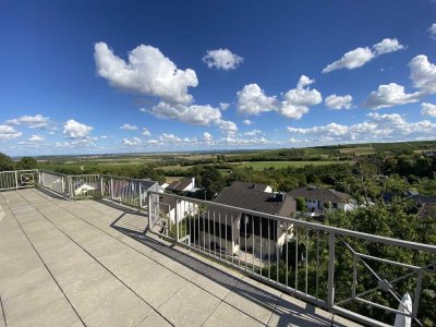 Geschmackvolle, vollst. renovierte 3-Raum-Penthouse-Wohnung mit geh. Innenausstattung mit EBK