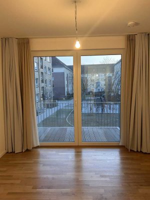 Neubau mit Balkon und Einbauküche (unmöbliert)