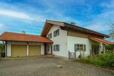 Wohnhaus mit zwei abgeschlossenen Einheiten und Doppelgarage in ruhiger Lage von Burggen!
