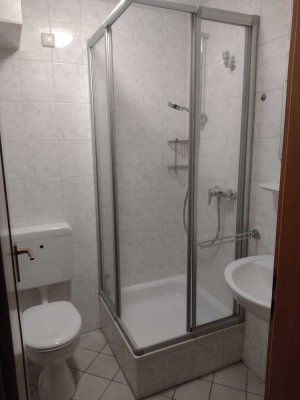 Attraktive und modernisierte 2-Raum-Souterrain-Wohnung mit gehobener Innenausstattung in Troisdorf