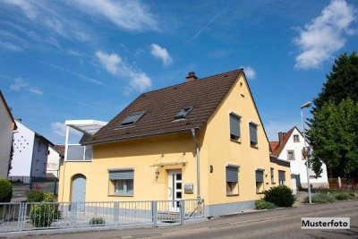Rohbau mit viel Potenzial: Haus mit Wintergarten, Dachterrasse und Pool