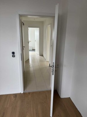 Von Privat - Sehr ruhige und sonnige 4 Zim. EG Whg. ca. 110 qm Wfl. , schöner Südgarten