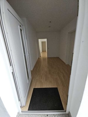 Attraktive 2-Zimmer-Souterrain-Wohnung mit kleiner Terrasse und Einbauküche in Ehrenkirchen