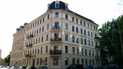 Gepflegte 3-Zimmer-Hochparterre-Wohnung mit Balkon in wunderschönem Altbau