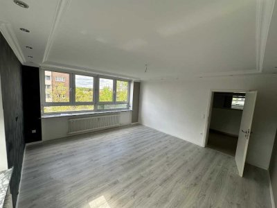 Helle Wohnung mit drei Zimmern sowie Balkon und EBK in Köln