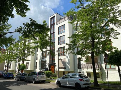 Hell, modern, bequem mit Aufzug, Laminat, EBK, TG-Stellplatz möglich möglich!