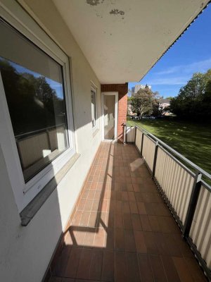 Lichtdurchflutete 4-Zimmerwohnung mit Balkon und Einbauküche zu sofort zu vermieten.