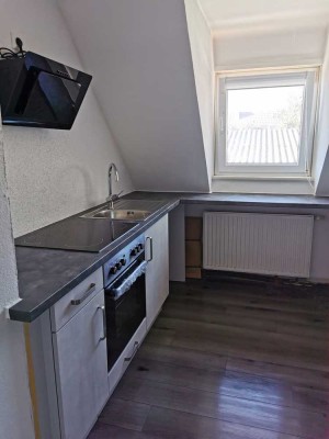 schöne, neu renovierte Dachgeschosswohnung