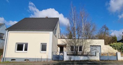 WERTVOLLES GRUNDSTÜCK + KLEINES EINFAMILIENHAUS 
MIT WINTERGARTEN UND GARAGE