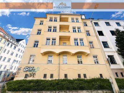 Bezugsfrei & modernisiert - charmante 2-Raum-Wohnung im denkmalgeschützten Altbau
