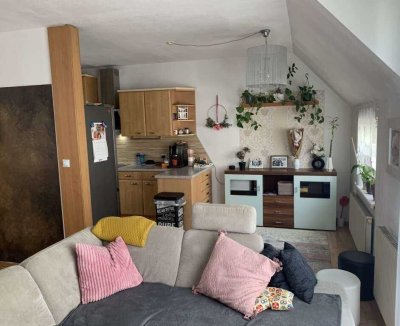 Geschmackvolle, vollständig renovierte 1,5-Zimmer-Wohnung mit Balkon und Einbauküche in Bindlach