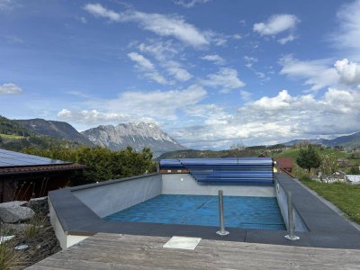 Wohnhaus mit malerischem Ausblick auf die umliegegende Bergregion, Pool, Doppelcarport, Terrasse, voll unterkellert! ZWEITWOHNSITZFÄHIG!
