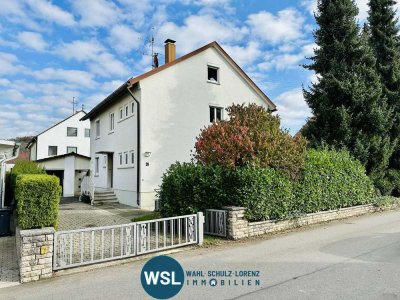 Geräumiges 1-2 Familienhaus mit großem Garten und XL-Garage. Ruhige Ortsrandlage von Frickenhausen.