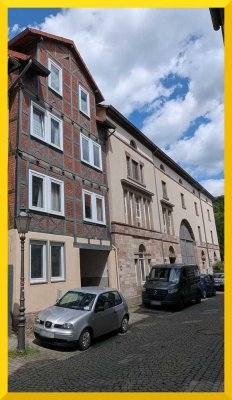 Potenzial in gefragter Lage - Wohn- und Geschäftshaus mit eigenem "Parkhaus"!