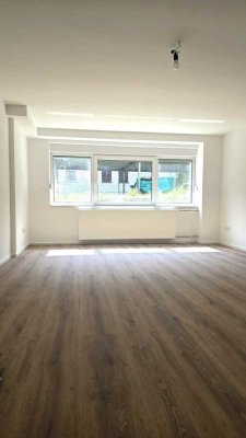 Helle, sanierte Souterrain-Wohnung, 3 Zimmer, Einbauküche