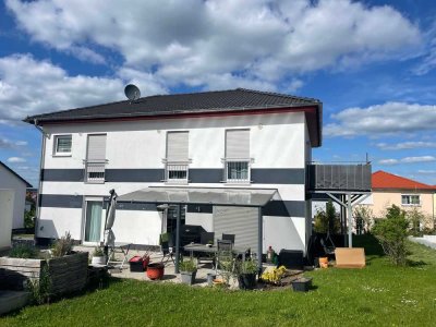 Freundliche neuwertige Wohnung mit gehobener Innenausstattung in Neustadt an der Aisch