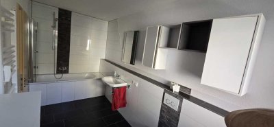 Geschmackvolle, vollst. renovierte 2,5-Zimmer-Wohnung mit geh. Innenausstattung mit Balkon und EBK