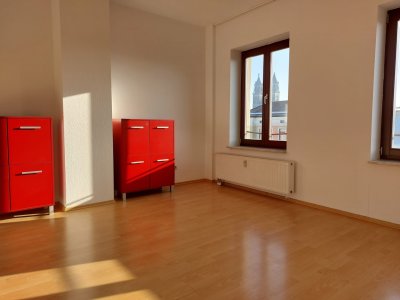 helle 3-Zimmer-Dachgeschosswohnung mit großem Balkon im Herzen Mageburgs (Einbauküche optional)