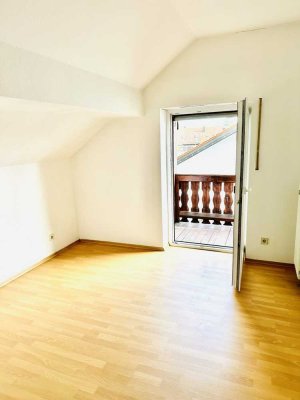 Exklusive, gepflegte 2-Raum-DG-Wohnung mit Balkon in Pliening