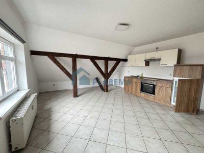 2-Zimmer-Wohnung mit Einbauküche, Galerie im Wohnzimmer, Bad mit Wanne und Fenster