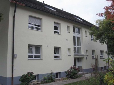 Gepflegte, sonnige Wohnung mit drei Zimmern und Balkon in kinderfreundlichem Haus in Seukendorf