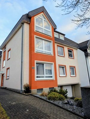 Großzügige EG 3-Zimmer-Wohnung + Garage und „Haus-im-Haus“-Charakter im gepflegten Dreifamilienhaus