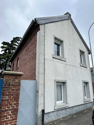 FRIEDERICH: Kleines freistehendes Einfamilienhaus auf großem Grundstück mit Potenzial in Aldenhoven