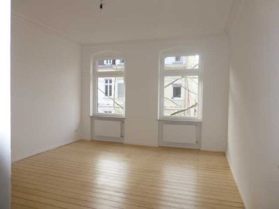 Komplett sanierte 4 ZKB mit original Dielenböden und Wohnküche in stilvollem Altbau!