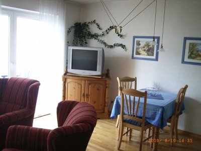 Moderne möblierte Wohnung mit Balkon