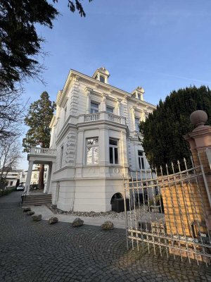 Zentral & stilvoll: Möblierte 2-Zimmer-Wohnung nahe RMCC & Kurhaus