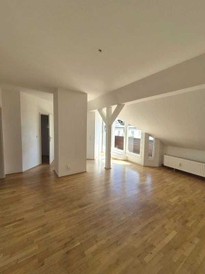 Süße DG-Wohnung mit Loggia ... sofort beziehbar!