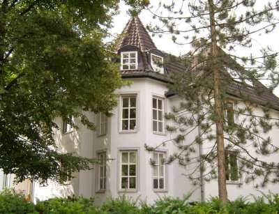 Lichtdurchflutete DG-Wohnung nahe Roseneck ~ offener Zimmerkamin ~ Eichenparkett ~ Fußbodenheizung
