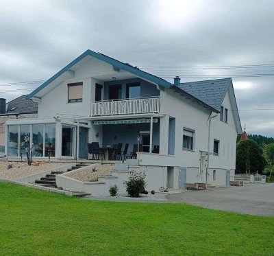 Neu am Markt: Luxuriöses Doppelhaus mit bezauberndem Flair und riesigem Grundstück in Bestlage