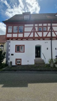Teilsaniertes Eck-Reihenhaus in historischem Fachwerkhaus
mit € 20.000.- Renovierungszuschuß