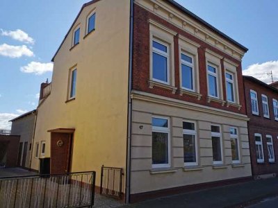 RESERVIERT! Charakteristisches Stadthaus auf großem Grundstück + Garage