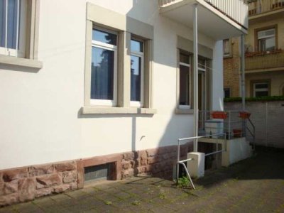 Gepflegte 4-Zimmer-Altbauwohnung mit Garage in Karlsruhe-Oststadt!