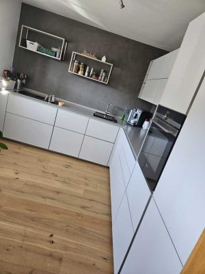 Neuwertige Wohnung mit drei Zimmern sowie Terasse und EBK in Riedenburg