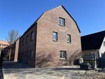 Neubau - Erstbezug: 5 Zi.-DHH + wohnl. Keller, absolute Traum Lage in Norderstedt-Mitte (1)