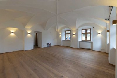 Exklusive, kernsanierte Wohnung im EG – stilvolles Wohnen