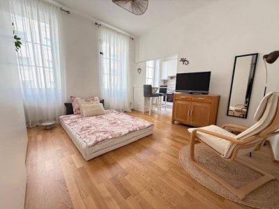 entzückende teilmöblierte Altbau 1 Zimmer Wohnung in 3. Liftstock