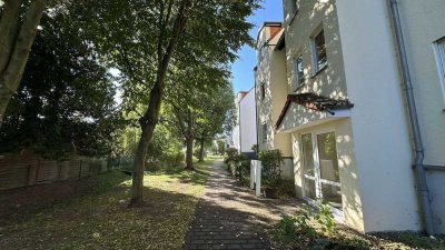Schöne und solide vermietete Eigentumswohnung mit eigener Terrasse und PKW Stellplatz inklusive