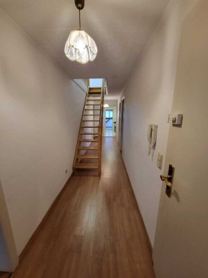 3-Zimmer-Dachgeschosswhg. + eigenem Gartenanteil, Stellplatz & ausgebautem Spitzboden / sehr zentral